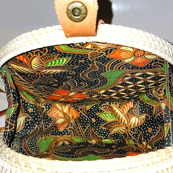 HANDWOVEN RATTAN/RAFFIA & COWRIE SHELL CIRCLE CROSSBODY/SHOULDER BAG - Picture 10 of 10